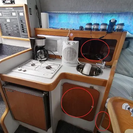 Sejour Insolite Sur Un Yacht. Bateau A Quai. Botel *