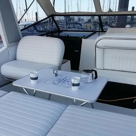 Sejour Insolite Sur Un Yacht. Bateau A Quai. Botel