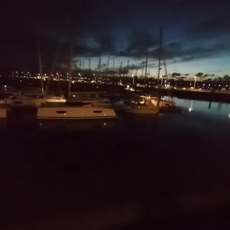 Sejour Insolite Sur Un Yacht. Bateau A Quai. Ботель Ла-Рошель