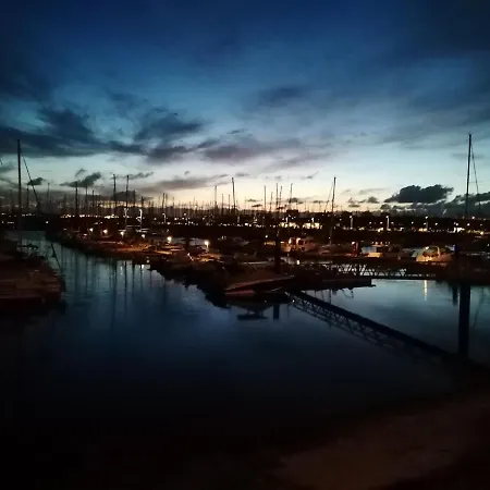 Sejour Insolite Sur Un Yacht. Bateau A Quai. *