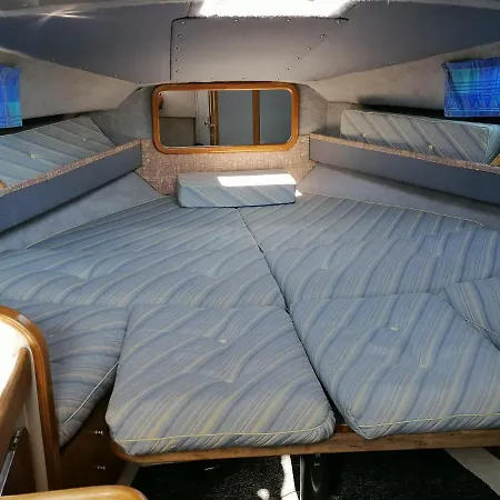 Sejour Insolite Sur Un Yacht. Bateau A Quai. Botel *