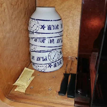 Sejour Insolite Sur Un Yacht. Bateau A Quai. Ботель Ла-Рошель