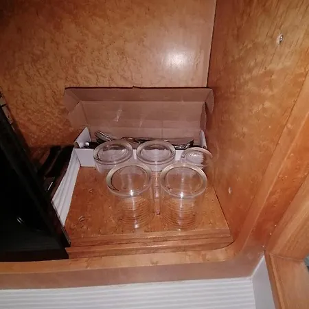 Sejour Insolite Sur Un Yacht. Bateau A Quai.