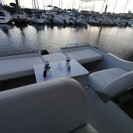 Sejour Insolite Sur Un Yacht. Bateau A Quai. Botel La Rochelle (Charente-Maritime)