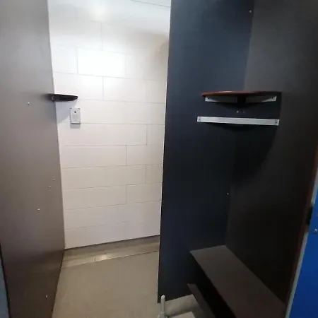 Sejour Insolite Sur Un Yacht. Bateau A Quai. *