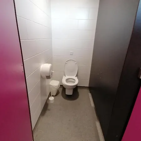 Sejour Insolite Sur Un Yacht. Bateau A Quai. *